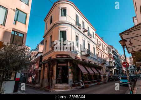 Athen, Griechenland - 25. November 2021: Klassische Gebäude in den Straßen von Athen, der griechischen Hauptstadt. Stockfoto