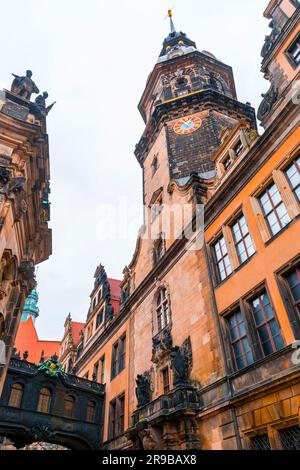 Hausmannsturm-Turm und Dresdner Kathedrale Katholische Hofkirche in der Altstadt oder Dresdner Altstadt, Sachsen, Deutschland. Stockfoto