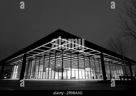 Berlin, Deutschland - 15. DEZ. 2021: Die Neue Nationalgalerie - Neue Nationalgalerie im Kulturforum ist ein Museum für moderne Kunst in Berlin. Stockfoto