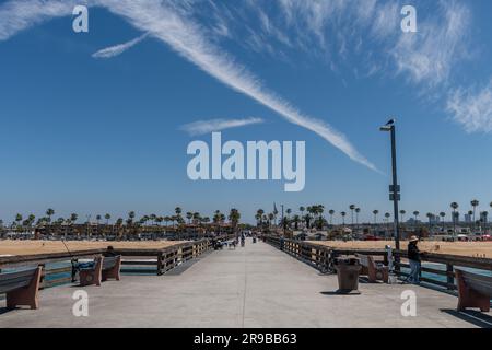 Malerischer Balboa Pier vista an einem wunderschönen Sommertag mit Wandern und Angeln, Newport Beach, Orange County, Südkalifornien Stockfoto