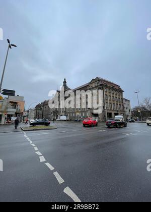 Berlin, Deutschland - 18. Dezember 2021: Straßenblick von Berlin. Wohngebäude und Stadtbild in der deutschen Hauptstadt. Stockfoto