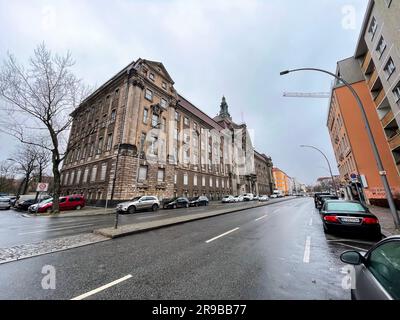 Berlin, Deutschland - 18. Dezember 2021: Straßenblick von Berlin. Wohngebäude und Stadtbild in der deutschen Hauptstadt. Stockfoto