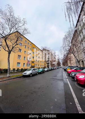 Berlin, Deutschland - 18. Dezember 2021: Straßenblick von Berlin. Wohngebäude und Stadtbild in der deutschen Hauptstadt. Stockfoto