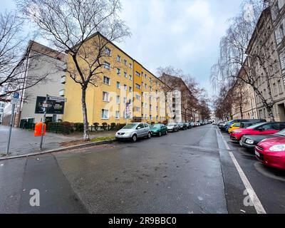 Berlin, Deutschland - 18. Dezember 2021: Straßenblick von Berlin. Wohngebäude und Stadtbild in der deutschen Hauptstadt. Stockfoto