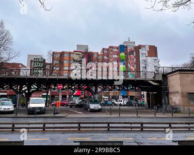 Berlin, Deutschland - 18. Dezember 2021: Straßenblick von Berlin. Wohngebäude und Stadtbild in der deutschen Hauptstadt. Stockfoto