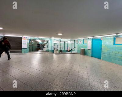 Berlin, Deutschland - 18. DEZ. 2021: Innerhalb der U-Bahn-Station Alexanderplatz in Berlin. Stockfoto