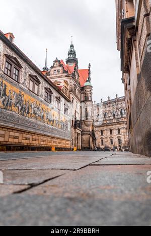 Fuerstenzug, ein Porzellangemälde zur Darstellung der sächsischen Kaiser in der Augustusstraße, Dresdner Altstadt. Stockfoto