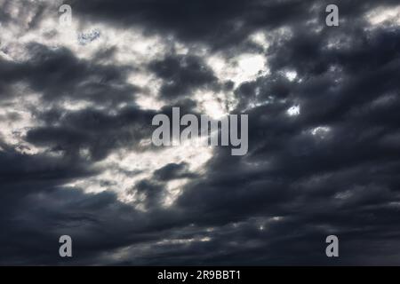 Der Himmel ist voller dunkler Wolken. Die Wolkenlandschaft hat sich in wunderbarer Form entwickelt. Stockfoto