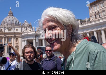 Rom, Italien. 25. Juni 2023. Pietro Orlandi wartet auf Papst Franziskus Angelus in St. Peter's Square in Rome (Foto von Matteo Nardone/Pacific Press) Kredit: Pacific Press Media Production Corp./Alamy Live News Stockfoto