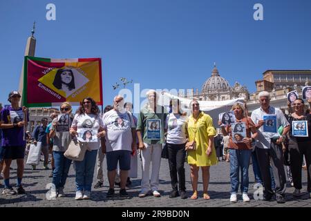 Rom, Italien. 25. Juni 2023. Pietro Orlandi wartet auf Papst Franziskus Angelus in St. Peter's Square in Rome (Foto von Matteo Nardone/Pacific Press) Kredit: Pacific Press Media Production Corp./Alamy Live News Stockfoto