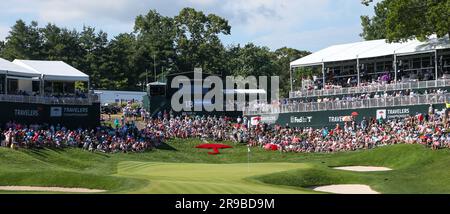 Cromwell, Connecticut, USA. 25. Juni 2023. Blick auf das 18. Green während der letzten Runde der Travelers Championship in den TPC River Highlands. (Kreditbild: © Debby Wong/ZUMA Press Wire) NUR REDAKTIONELLE VERWENDUNG! Nicht für den kommerziellen GEBRAUCH! Stockfoto