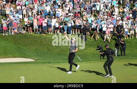 Cromwell, Connecticut, USA. 25. Juni 2023. Keegan Bradley feiert nach dem Gewinn der Travelers Championship in den TPC River Highlands. (Kreditbild: © Debby Wong/ZUMA Press Wire) NUR REDAKTIONELLE VERWENDUNG! Nicht für den kommerziellen GEBRAUCH! Stockfoto