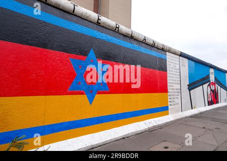 Berlin, Deutschland - 17. DEZ. 2021: Fragment der East Side Gallery in Berlin, eine permanente Freiluftgalerie im am längsten überlebenden Abschnitt des Stockfoto