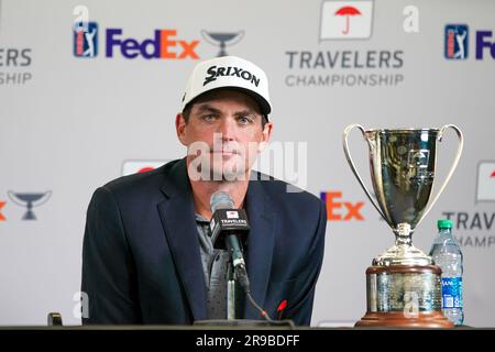 Cromwell, Connecticut, USA. 25. Juni 2023. Keegan Bradley spricht mit den Medien, nachdem er die Travelers Championship in den TPC River Highlands gewonnen hat. (Kreditbild: © Debby Wong/ZUMA Press Wire) NUR REDAKTIONELLE VERWENDUNG! Nicht für den kommerziellen GEBRAUCH! Stockfoto