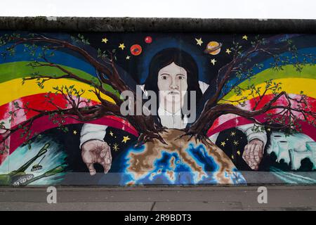 Berlin, Deutschland - 17. DEZ. 2021: Fragment der East Side Gallery in Berlin, eine permanente Freiluftgalerie im am längsten überlebenden Abschnitt des Stockfoto