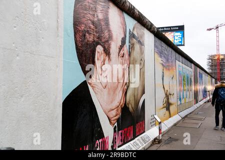 Berlin, Deutschland - 17. DEZ. 2021: Fragment der East Side Gallery in Berlin, eine permanente Freiluftgalerie im am längsten überlebenden Abschnitt des Stockfoto