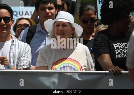 New York, USA. 25. Juni 2023. US-Senator Kirsten Gillibrand nimmt am 25. Juni 2023 an der jährlichen Parade des Pride March 53. in NYC entlang der Fifth Avenue, New York, NY, Teil. (Foto: Anthony Behar/Sipa USA) Guthaben: SIPA USA/Alamy Live News Stockfoto