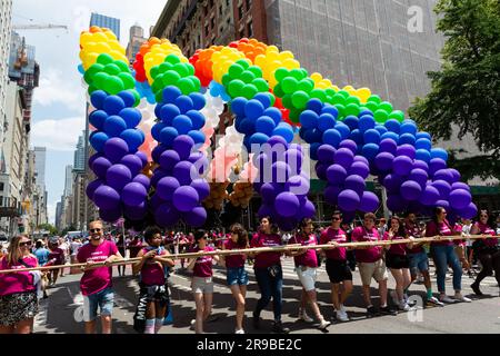New York, New York, USA. 25. Juni 2023. Der Pride March in New York füllte die Fifth Avenue mit Marschern und Zuschauern, viele in Kostümen. Der Regenbogen-Ballonbogen auf der Fifth Avenue. Kredit: Ed Lefkowicz/Alamy Live News Stockfoto