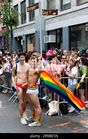 New York, New York, USA. 25. Juni 2023. Der Pride March in New York füllte die Fifth Avenue mit Marschern und Zuschauern, viele in Kostümen. Zwei Leute an der Ecke Gay Street und Christopher Street. Kredit: Ed Lefkowicz/Alamy Live News Stockfoto