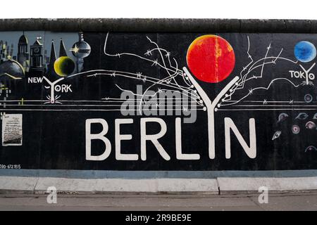 Berlin, Deutschland - 17. DEZ. 2021: Fragment der East Side Gallery in Berlin, eine permanente Freiluftgalerie im am längsten überlebenden Abschnitt des Stockfoto
