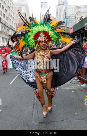 New York, New York, USA. 25. Juni 2023. Der Pride March in New York füllte die Fifth Avenue mit Marschern und Zuschauern, viele in Kostümen. Kredit: Ed Lefkowicz/Alamy Live News Stockfoto