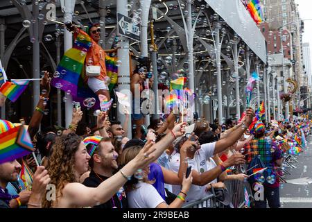 New York, New York, USA. 25. Juni 2023. Der Pride March in New York füllte die Fifth Avenue mit Marschern und Zuschauern, viele in Kostümen. Die Zuschauer auf der Fifth Avenue jubeln inmitten einer Wolke von Blasen. Kredit: Ed Lefkowicz/Alamy Live News Stockfoto