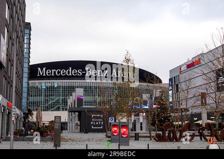 Berlin, Deutschland - 17. Dezember 2021: Außenansicht der Mercedez Benz Arena, einer Mehrzweck-Hallenarena in Friedrichshain, Berlin, eröffnet Stockfoto