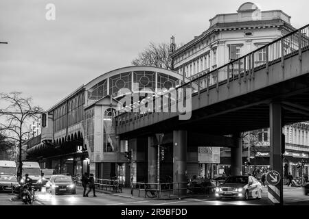 Berlin, Deutschland - 17. DEZ. 2021: Straßenblick und Gebäude in Friedrichshain-Kreuzberg, Berlin. Stockfoto