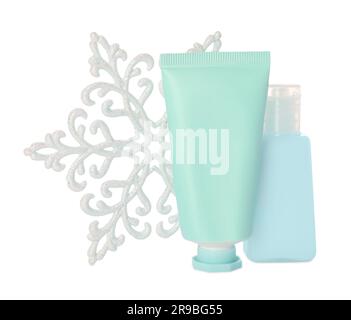 Set von Kosmetikprodukten mit Handcreme und Schneeflocke isoliert auf Weiß. Winterhautpflege Stockfoto