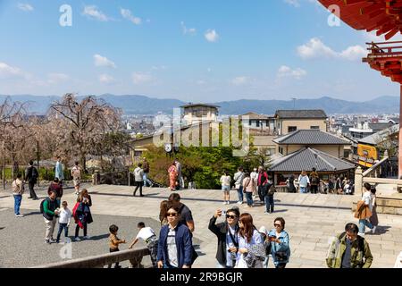 Kiyomizu dera buddhistischer Tempel, Nio mon Gate und Blick über Kyoto in Richtung Bergkette, Kyoto Cityscape, Japan, Asien,2023 Stockfoto