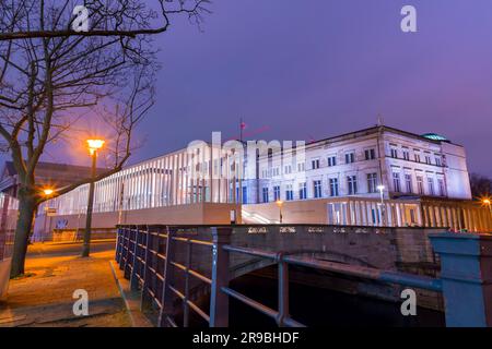 Berlin, Deutschland - 17. Dezember 2021: Außenansicht des Bode Museums auf der Museumsinsel, entlang der Spree in Berlin, der deutschen Hauptstadt. Stockfoto