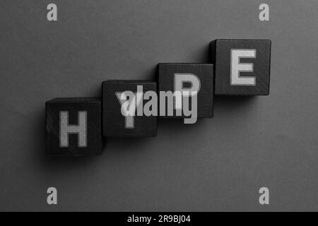 Worttyp schwarzer Würfel mit Buchstaben auf grauem Hintergrund, Draufsicht Stockfoto