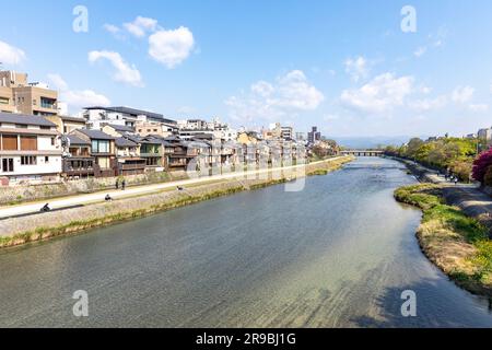 Kamo River in Kyoto, Frühlingstag 2023, blauer Himmel über dem Fluss kamo, Menschen Ort am Ufer des Flusses, Japan, Asien, 2023 Stockfoto