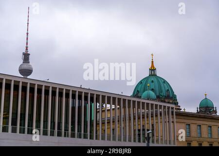 Berlin, Deutschland - 17. Dezember 2021: Straßenansicht von Berlin. Wohngebäude und Stadtbild in der deutschen Hauptstadt. Stockfoto