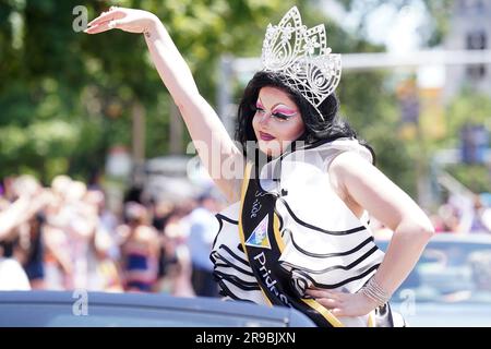 St. Louis, Usa. 25. Juni 2023. Ein Paradeteilnehmer winkt während seines Aufenthalts in St. Louis Pride Parade in St. Louis am Sonntag, den 25. Juni 2023. Foto: Bill Greenblatt/UPI Credit: UPI/Alamy Live News Stockfoto