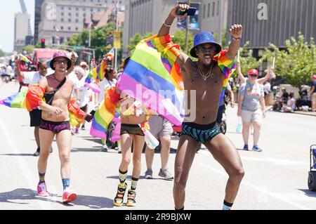 St. Louis, Usa. 25. Juni 2023. Parade-Teilnehmer Walk in the St. Louis Pride Parade in St. Louis am Sonntag, den 25. Juni 2023. Foto: Bill Greenblatt/UPI Credit: UPI/Alamy Live News Stockfoto