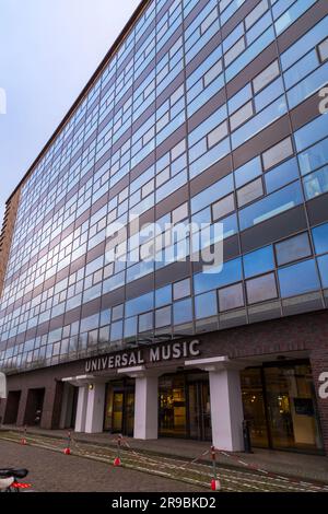 Berlin, Deutschland - 17. DEZEMBER 2021: Hauptsitz der Universal Music Group in Berlin, einem niederländisch-amerikanischen Unternehmen und dem größten Plattenlabel der Welt. Stockfoto