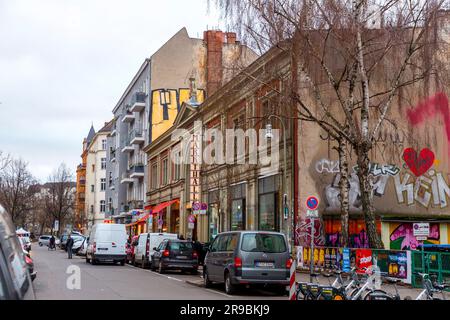 Berlin, Deutschland - 17. DEZ. 2021: Markthalle Neun ist ein überdachter Markt mit internationalen Lebensmittelverkäufern und Geschäften sowie gelegentlichen Gemeinschaftsveranstaltungen Stockfoto