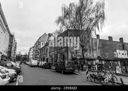 Berlin, Deutschland - 17. DEZ. 2021: Markthalle Neun ist ein überdachter Markt mit internationalen Lebensmittelverkäufern und Geschäften sowie gelegentlichen Gemeinschaftsveranstaltungen Stockfoto