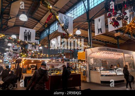 Berlin, Deutschland - 17. DEZ. 2021: Markthalle Neun ist ein überdachter Markt mit internationalen Lebensmittelverkäufern und Geschäften sowie gelegentlichen Gemeinschaftsveranstaltungen Stockfoto