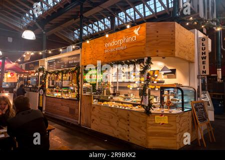 Berlin, Deutschland - 17. DEZ. 2021: Markthalle Neun ist ein überdachter Markt mit internationalen Lebensmittelverkäufern und Geschäften sowie gelegentlichen Gemeinschaftsveranstaltungen Stockfoto