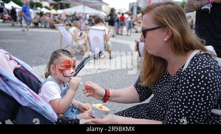 Prag, Tschechische Republik. 25. Juni 2023. Während des Prager Eisfestivals am 25. Juni 2023 in Prag, Tschechische Republik, genießen die Menschen Eiscreme. Die zweitägige Veranstaltung endete hier am Sonntag. Kredit: Dana Kesnerova/Xinhua/Alamy Live News Stockfoto