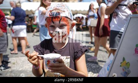 Prag, Tschechische Republik. 25. Juni 2023. Ein Mädchen genießt Eiscreme während des Prager Eisfestivals in Prag, Tschechische Republik, am 25. Juni 2023. Die zweitägige Veranstaltung endete hier am Sonntag. Kredit: Dana Kesnerova/Xinhua/Alamy Live News Stockfoto