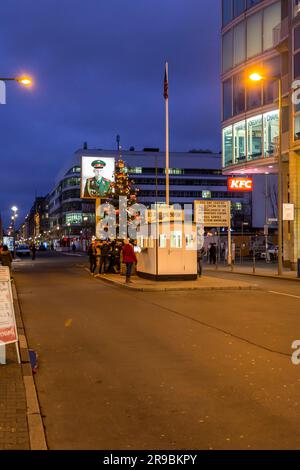 Berlin, Deutschland - 17. DEZ. 2021: Checkpoint Charlie war der bekannteste Grenzübergang zwischen Ost-Berlin und West-Berlin während der kalten Wa Stockfoto