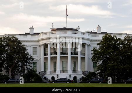 Washington, Usa. 25. Juni 2023. US-Präsident Joe Bidens Autokolonne trifft am Sonntag, den 25. Juni, im Weißen Haus in Washington DC ein. 2023. (Foto: Julia Nikhinson/Pool/ABACAPRESS.COM) Guthaben: Abaca Press/Alamy Live News Stockfoto