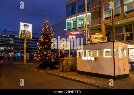 Berlin, Deutschland - 17. DEZ. 2021: Checkpoint Charlie war der bekannteste Grenzübergang zwischen Ost-Berlin und West-Berlin während der kalten Wa Stockfoto