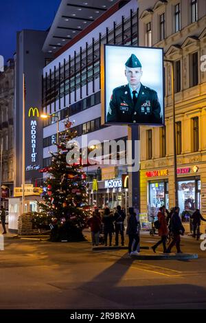 Berlin, Deutschland - 17. DEZ. 2021: Checkpoint Charlie war der bekannteste Grenzübergang zwischen Ost-Berlin und West-Berlin während der kalten Wa Stockfoto