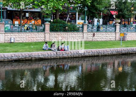 Eskisehir, Türkei- 06-23-2023: Personen, die eine Stadtbesichtigung mit der Gondel auf dem Fluss Porsuk machen. Stockfoto