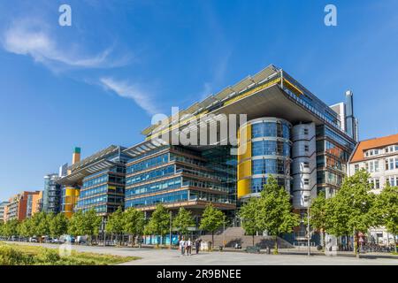 Berlin, Deutschland - 31. Mai 2023: Schöne Straßen Berlins an einem sonnigen Tag. Daimler-Chrysler-Gebäude, entworfen von Richard Rogers Stockfoto