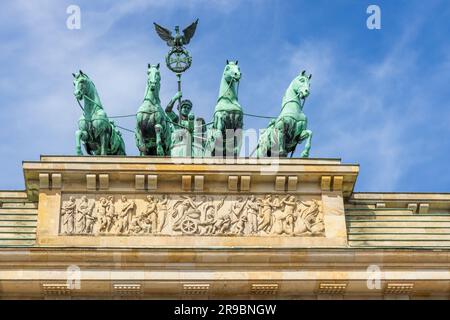 Berlin - 31. Mai 2023: Die Bronzeskulptur Quadriga auf dem Brandenburger Tor in Berlin Stockfoto